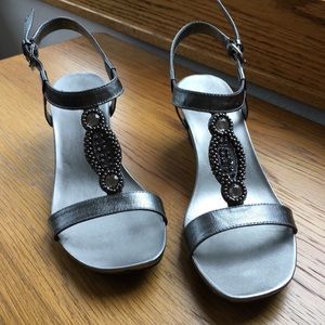 Bandolino strappy sandals NWOT silvery gray